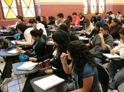 Se estima que 600 mil jóvenes abandonan estudios cada año por falta de recursos económicos.  /