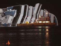 Avanzada la tarde, los rescatistas aun no tenían la seguridad de que el buque se hubiese terminado de asentar. AP  /