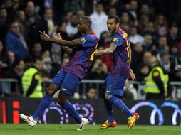 Abidal y Alves celebran el gol de la victoria ante el Real Madrid. AFP  /