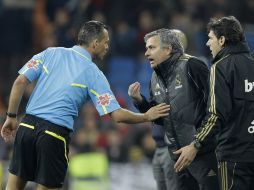 José Mourinho (centro) discute con el árbitro del partido. AP  /