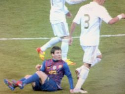 Cuando Messi estaba en el suelo, Pepe pisó su mano izquierda. EFE  /