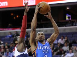 Wall de Wizards trata de robarle la pelota a Russell Westbrook. AP  /