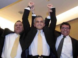 El ex procurador del Distrito Federal, Miguel Ángel Mancera (c), celebra el resultado de las encuestas. EL UNIVERSAL  /