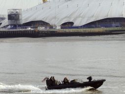 Grupos de policías realizan ejercicios de seguridad en torno a las instalaciones olímpicas. REUTERS  /