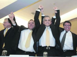 Miguel Ángel Mancera (c) festeja el haber ganado en los sondeos que ahora lo ponen como virtual abanderado. EL UNIVERSAL  /