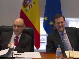 El conservador Montoro (izq.) fue nombrado ministro por el nuevo jefe del gobierno español Mariano Rajoy (der.). REUTERS  /