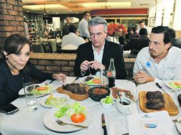 Josefina Vázquezse reunió en un restaurante con el precandidato del PAN al gobierno estatal, Alfonso Petersen.  /