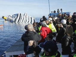 Las proximidades del sitio donde naufragó el crucero se han vuelto un sitio de interés para visitantes. AP  /