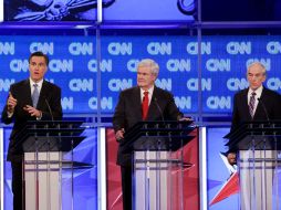 En el debate republicano del jueves, Gingrich (centro) criticó agriamente a la prensa por preguntas sobre su vida privada. AP  /
