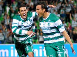 Hérculez Gómez y Aarón Galindo celebran el gol de la victoria de Santos. MEXSPORT  /