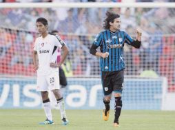 Isaac Romo (der.), quien anotó el primer gol de los Gallos Blancos, festeja ante el rojinegro Hugo Isaac Rodríguez. MEXSPORT  /
