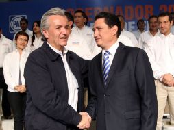 Alfonso Petersen (i) agradeció el apoyo de Alonso Ulloa (d).  /