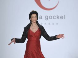 La diseñadora alemana Anja Gockel envío a desfilar a Veruschka, una supermodelo durante los 60 que hoy tiene 72 años. EFE  /