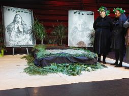 En una ceremonia plena de simbolismo, mujeres maoríes custodian las cabezas (cubiertas) de sus antepasados. AP  /