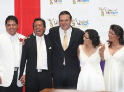 El jefe de Gobierno capitalino, Marcelo Ebrard, apadrinó a los primeros matrimonios en marzo de 2010. ARCHIVO  /