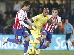 El centrocampista del Villarreal, Marcos Senna (C) pelea un balón con sus contrincantes Nacho Cases (I) y David Barral. EFE  /