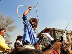 Campesinos de la ''Caravana del Hambre'' marcharon por calles del DF para llegar a las instalaciones de Segob. EFE  /