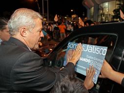 Fernando Guzmán Pérez Peláez, pega calcomanías pero no todos los automovilistas aceptaron.  /