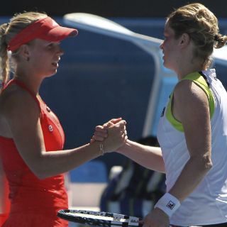 Wozniacki cae con Clijsters en Australia