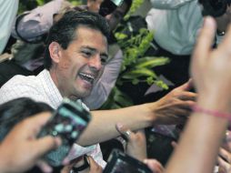 FIRME.- Enrique Peña Nieto saluda a simpatizantes en Quéretaro. Consulta Mitofsky revela que sigue al frente de las encuestas. REUTERS  /