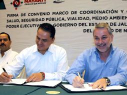González Márquez (der) y su homólogo de Nayarit, Roberto Sandoval (izq), firmando convenio de colaboración. NOTIMEX  /