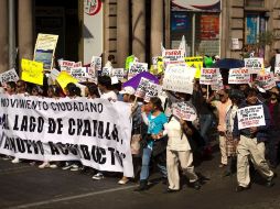 El contingente de personas marchó por 16 de Septiembre hacia las oficinas del SIAPA.  /