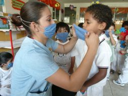La SEP dijo que los filtros escolares se aplicarán cuando se identifique a algún portador del virus. ARCHIVO  /