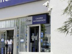 En el caso de los bancos,  las multas son por cobro indebido de comisiones. ARCHIVO  /