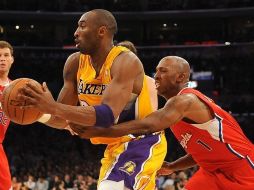 El jugador Kobe Bryant (izq) de los Lakers en acción contra Chauncey Billups (der) de los Clippers, en el Staples Center. EFE  /