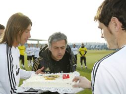 Casillas (d) y Ramos (i), sorprendieron hoy con un pastel al técnico del Real Madrid  justo antes de comenzar el entrenamiento. EFE  /