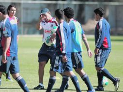 Nacho Ambriz (de gorra) dirigió ayer en Verde Valle su primera práctica como estratega del Rebaño.  /