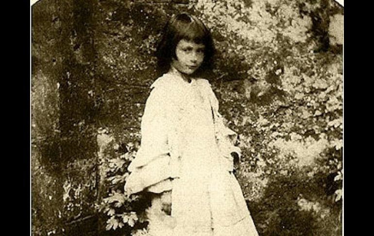 Foto de Alicia Liddell tomada por Lewis Carroll. A ella le fue dedicado el cuento ''Alicia en el país de las maravillas''. ARCHIVO  /