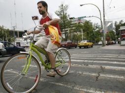 Aseguran que 63% de los estudiantes que utilizan sus autos estarían dispuestos a dejarlos si el transporte público fuera eficiente.  /