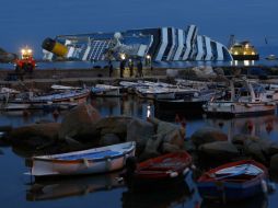 El crucero Costa Concordia sigue encallado y se prevé un daño ambiental severo. REUTERS  /