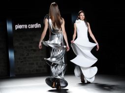 Un vestido de novia futurista, muy ajustado y con aros suspendidos para dar movimiento, ha sido el final de esta pasarela. AFP  /
