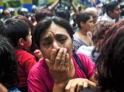 Afuera del edificio, los familiares se mostraban consetrnados por saber el nombre de las víctimas. REUTERS  /
