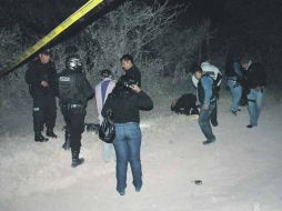 Peritos investigan el área donde tres policías de Lagos de Moreno fueron emboscados por un grupo de al menos 20 hombres armados  /