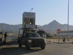 Un vehículo del Ejército mexicano sale hoy del penal Aquiles Serdán en Chihuahua luego de la riña entre internos. EFE  /
