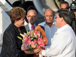 La presidenta de Brasil, Dilma Rousseff (I), es recibida por el ministro de Exteriores de Cuba, Bruno Rodríguez (D). EFE  /