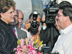 La presidenta brasileña, Dilma Rousseff, es recibida por el canciller cubano, Bruno Rodríguez. NTX  /