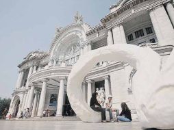 Obra de Rivelino que se extiende por la explanada del recinto de Bellas Artes. EL UNIVERSAL  /