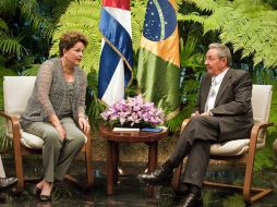 El presidente de Cuba, Raúl Castro (d), conversa con homóloga brasileña, Dilma Rousseff (i). EFE  /