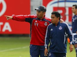 El técnico Ignacio Ambriz le da instrucciónes al utilero del equipo Elías Uribe para realizar unos ejercicios. MEXSPORT  /