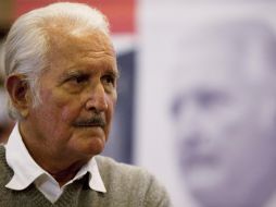 El Premio Cervantes mexicano firma libros de su autoría en el Centro Cultural del Fondo de Cultura Económica (FCE) en Bogotá. EFE  /