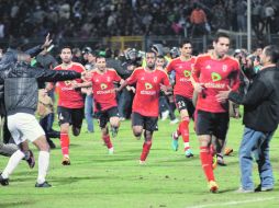 Los jugadores del Al Ahly corren a refugiarse a los vestidores. AP  /