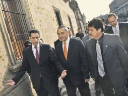 Enrique Aubry (izq.) acompaña a Víctor Manuel González (centro) en la entrega del V Informe de Gobierno al Congreso del Estado.  /