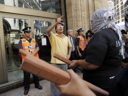 Integrantes del grupo Quebracho realizan una protesta para rechazar la visita del príncipe Guillermo a las Islas Malvinas. EFE  /