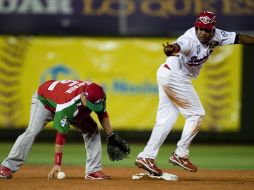Carlos Valencia (izq) pierde la pelota en una jugada durante el partido. AFP  /