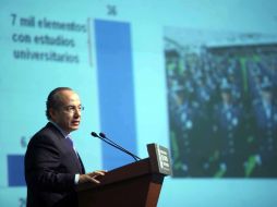 El fondo de apoyo para estudiantes becados es de cinco mil millones de pesos, dijo el presidente Felipe Calderón. ARCHIVO  /