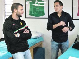 Christian Giménez (d) dialoga con Emanuel Villa, al finalizar el entrenamiento de Cruz Azul. MEXSPORT  /